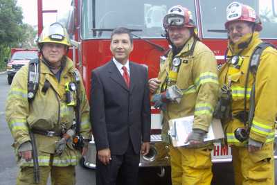 Vicente Sarmiento with firefighters