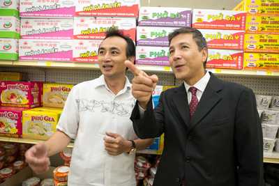 Vicente Sarmiento visiting a local business